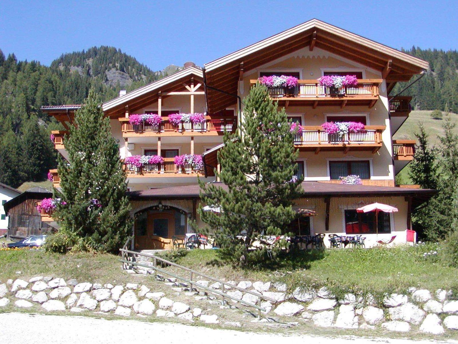 Hotel Dolomites Inn กานาเซย์ ภายนอก รูปภาพ